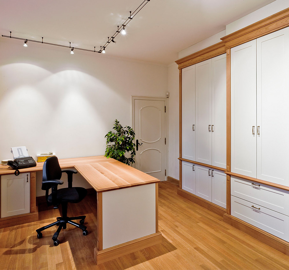 kantoor ruimte met kastenwand en bureau